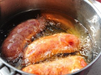 step3: 將香腸放入鍋中油炸