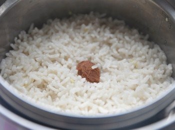 step5: 待電源跳起後，靜置約5~10分鐘再開蓋~ PS:在烹煮的過程中，室內充滿了由蒸氣串出來的茶香喔!