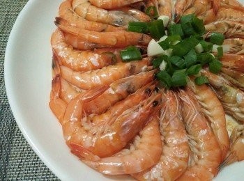 step4: 接著，把青蔥、蒜頭灑在蝦盤上，