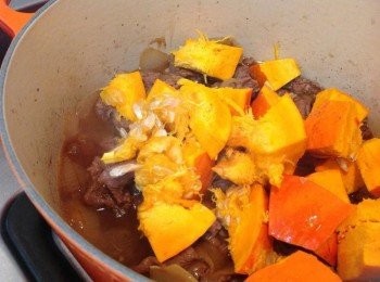step4: 牛肉8分軟時加入南瓜塊