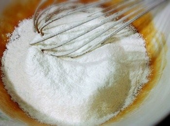 step3: 將融化的無鹽奶油慢慢的邊攪拌邊混合拌勻，再將已過篩的低筋麵粉加入拌勻。