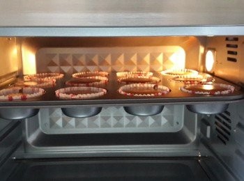 step10: 焗爐用上下火150度預熱10分鐘，將cupcake盆放於焗爐第一層，焗10分鐘