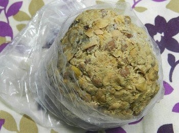 step1: 這是怡靜媽媽親手做的破布子餅，與其說是餅，到是比較像是球！