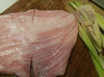 step3: 豬頸肉需要兩邊切開少少防卷曲,將所有材料醃豬頸肉(包括香茅同醃),醃約半小時以上。