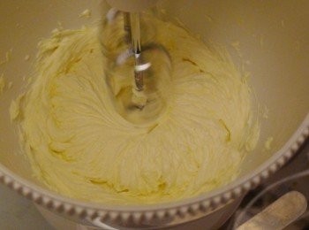 step4: 製做<span class="group_2">奶酪餡</span>，將事先放室溫軟化的奶油乳酪以電動攪拌機攪拌成乳霜狀