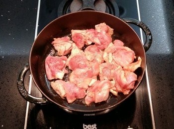 step4: 鍋子燒熱後,放入雞肉塊(不用放油,雞皮向下)香煎上色。