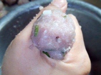 step5: 最後用手唧起鮫魚肉成一小球，放在碟上，放湯或煮粉同樣美味。