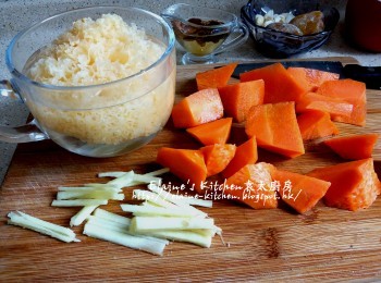 step2: 期間將雪耳浸水至軟身 , 紅蘿蔔去皮切件 , 薑去皮切絲