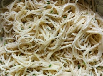 step2: 加入鹽，胡椒粉，麵粉，五香粉，蔥花，材料拌勻。