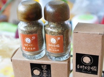 step7: 香料共和國義大利香料主要成分為皮薩草葉、羅勒葉、洋香菜葉三大成分。 義大利料理經常使用大量的香料，讓食物呈現多變豐富的面貌。由於大量添加香料，也使義大利料理變得更健康、更受歡迎。所謂義大利香料的配方其實有很多種，但都是一是料理常用的香草和辛香料組合而成，都具有促進食慾、幫助消化的功效。