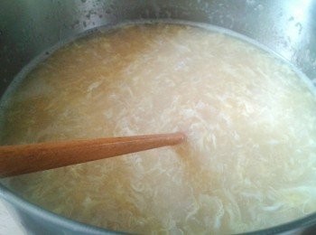 一大鍋中，煮沸雞湯，下魚肚煮10分鐘，然後下粟米湯拌勻，煮沸後，加太白粉/粟粉及兩湯匙水，熄火，再加入一顆蛋，用筷子拌勻即成！