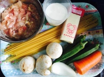 step1: 意粉烚熟；秋葵用刀背刮毛切去頭尾部份，洗淨後切塊，略烚；雞脾肉以熟水、少許鹽及生粉略醃。