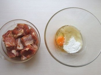 step2: 將醬油,米酒及胡椒粉及五香粉和蒜末加入排骨裡,抓醃入味。(約2分鐘)