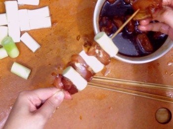 step5: 將京蔥及醃好的雞肉以相間方式插入竹翻，醃肉<span class="group_2">醬汁</span>留用