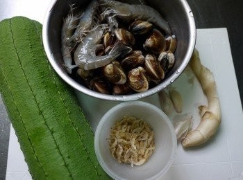 step1: 備好材料~將絲瓜削掉外皮.蛤蠣吐沙洗淨.白蝦剝殼去腸泥