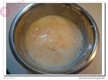 step5: 把50g芒果壓爛, 加入牛奶乳酪拌勻。