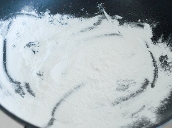 step1: 糕粉做法： 將30克的糯米粉放在鍋內，用小火炒糯米粉數分鐘，備用 （＊不用下油）