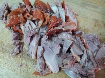 step4: 把去了骨的燒鴨切成絲
