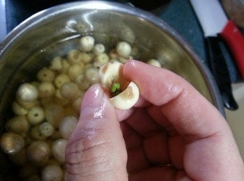 step1: 乾蓮子先浸水4小時以上,去除中間綠色苦芯