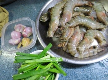 step1: 預備好所有材料:蝦解凍後剪去蝦鬚及蝦腳,挑去腸洗淨,蔥切後,薑切片,蔥頭切開