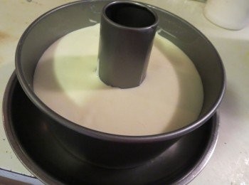 step8: 倒入模具，在桌子上震几次，把内部的大泡震出来，然后用牙签插入面糊划Z字，继续消除气泡，入烤箱下层，150度烤30-35分钟