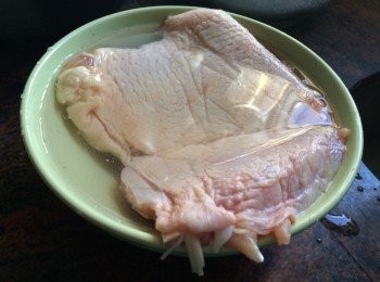 step2: 先把<a href="https://bit.ly/2ZxapeY" target="_blank" data-keyword="雞扒" class="guide-link"><strong>雞扒</strong></a> <span style="display:inline-block;vertical-align:middle;margin-top:-3px;color:initial;border-radius:3px;padding:2px 3px;font-size:12px;line-height:14px;background:#87d300;color:#fff;">即買</span> 用水浸出雪味，約15－30分鐘