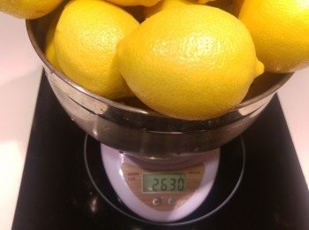 step3: 檸檬沖洗乾淨後用布抹乾, 之後檸檬上磅後, 計算冰糖重量, 今次檸檬2630克冰糖2893克, 每次都會有分別的。