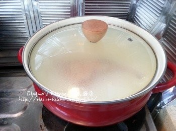 step6: 臘鴨脾湯煲了45分鐘後熄火蓋上蓋焗15分鐘