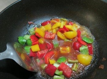 step5: 放入甜椒塊拌炒