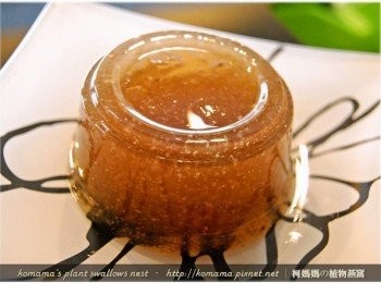 step2: 取一碗盤，將黑木耳健康凍自包裝盒中，直接倒扣在碗盤上。