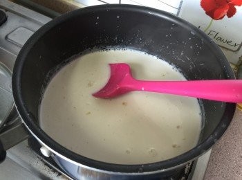 step2: 最細火將牛奶、糖加熱，不必沸騰，糖溶了就得， 試味，(唔夠甜可以o係這時加糖)