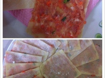 step2: 取出餛飩皮包入餡料，把餡料鋪平，再用另一片餛飩皮蓋在面上，輕輕用手壓緊封口。重複動作，做完為止。