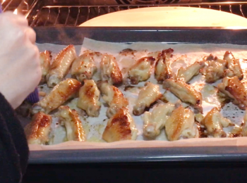 step5: 15分鐘後，柚子醬搽上單骨雞再焗5分鐘完成。