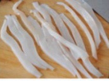 step1: 把魷魚表面的膜和內臟去除，然後洗淨，然後豎向切成細條備用