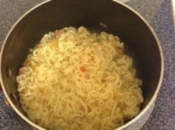 step4: 煮3-5分鐘後倒出麵湯水，留少許湯，待會好拌麵