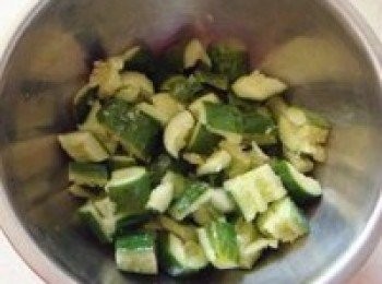step2: 黃瓜拍開切成塊，放進料盆