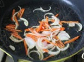 step6: 鍋內倒少許油，下入洋蔥和胡蘿蔔絲，加少量鹽炒至蔬菜變軟