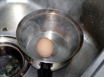 step4: 悶1~2分鐘。（注意不要移開爐子，移開爐子的時間再加長。）然後，移開爐子