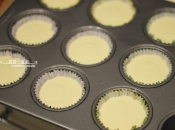 step10: 完成的<span class="group_3">起司蛋糕糊</span>倒入鋪有<span class="group_2">餅乾底</span>的烤盤中，約9分滿。