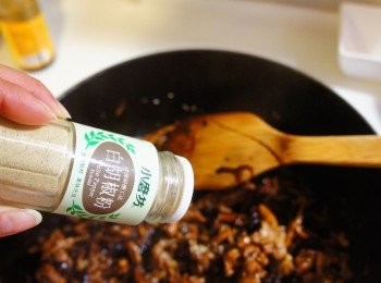 step4: 加入兩匙醬油+兩匙蠔油+白胡椒適量(我憑感覺倒了五次)炒香配料