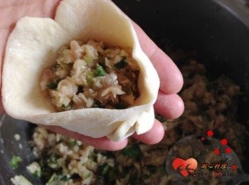 step4: 桿成片狀包入約25G的<span class="group_2">餡料</span>