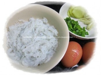 step1: 白飯魚加入少許鹽清洗乾淨，瀝乾，用廚房紙吸乾水分。