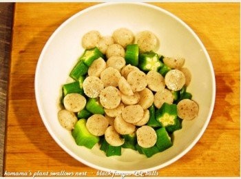 step5: 將黑木耳QQ圓自容器中取出，並對切成半後，放入碗中。