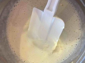 step5: 把魚膠溶液倒入cream cheese中，用spatula攪至混合。
c