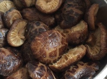 step3: 傍晚準備煮時，先將冬菇榨乾水份，去蒂，可在冬菇面