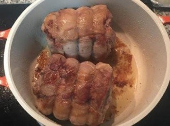 step3: 取燉鍋放入少許橄欖油，將羊肉煎到上色後取出切塊。如買到的是已切塊的羊肉則直接煎上色後取出備用。