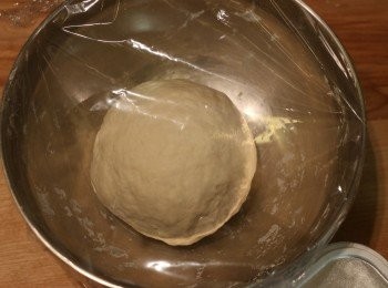 step1: 先做水皮，將麵粉和糖混合，然後加水搓成一個光滑帶些少硬度的麵糰，再用保鮮膜或毛巾覆蓋靜置20分鐘，備用。