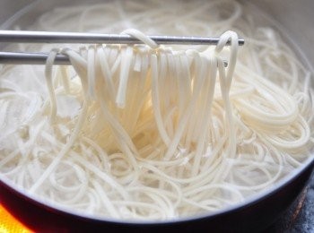 step6: 接著備滾水，將一把(1人份)蘭州拉麵，放射狀放入滾水，再用筷子攪拌避免沾黏，將麵條煮至剛好Q彈滑溜硬度即可撈起入碗
