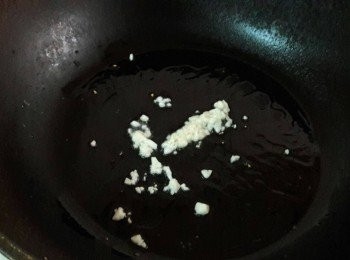 step3: 平底鍋中加入一湯匙油燒熱 , 加入蒜泥 1茶匙炒至香味出來