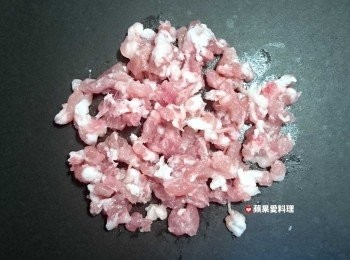 step2: 取出平底鍋，倒少許油，放入豬絞肉，開中火拌炒。